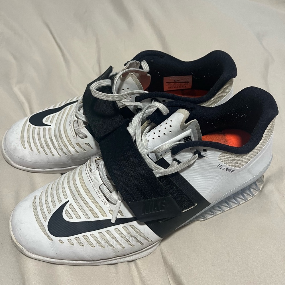 Nike Men's White and Black Lifting/ Training Shoes